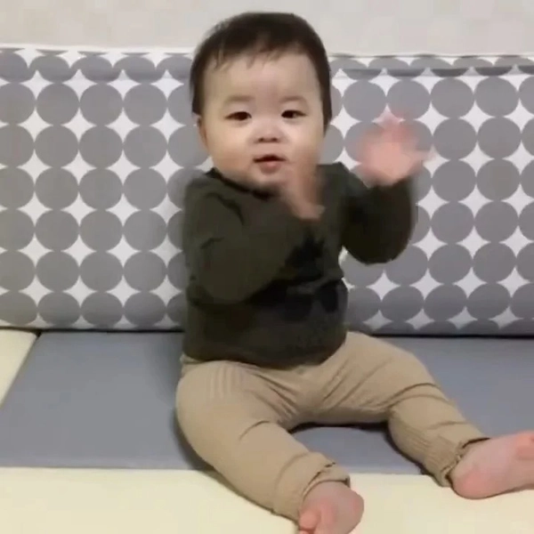 meme vỗ tay em bé cute