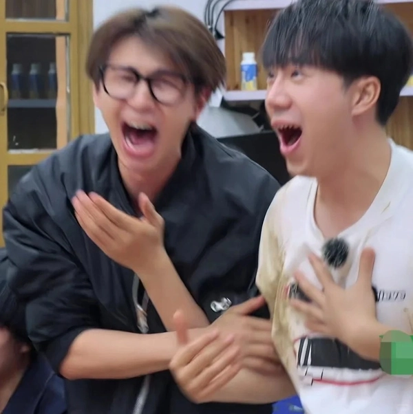 meme vỗ tay tuyệt vời